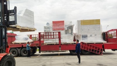 又發(fā)了2臺(tái)設(shè)備，自動(dòng)噴膠機(jī)和襯套內(nèi)孔自動(dòng)滾膠機(jī)