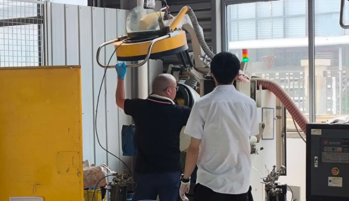 客戶打樣！浙江客戶密封件滾噴機(jī)打樣試噴
