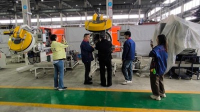 馬來西亞橡膠減震客戶到訪 參觀噴涂、縮徑、浸涂等設(shè)備