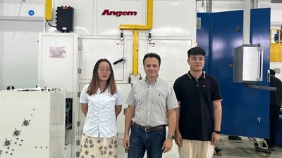 巴西橡膠減震客戶來(lái)訪考察噴膠機(jī)、浸膠機(jī)、涂膠機(jī)等設(shè)備